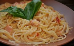 Итальянская паста «Карбонара» с беконом и сыром