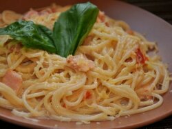 Итальянская паста «Карбонара» с беконом и сыром