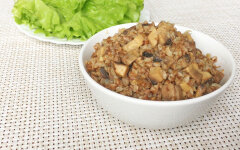 Гречка с шампиньонами и луком на сковороде