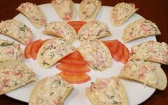 Закуска с помидорами и сыром на чипсах