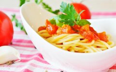 Спагетти с томатным соусом по-итальянски