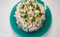 Салат Неженка с ветчиной, сыром и огурцами