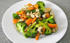 Тушеная куриная грудка с брокколи и морковью