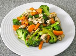 Тушеная куриная грудка с брокколи и морковью