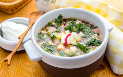 Домашняя окрошка с колбасой и хреном