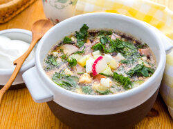 Домашняя окрошка с колбасой и хреном