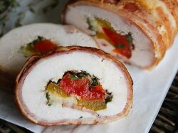 Куриный рулет с болгарским перцем в беконе