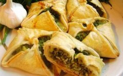 Самса с начинкой из брынзы, шпината и зелени