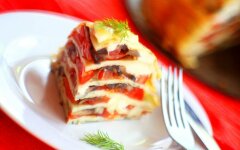Блинный торт с грибами, сыром и помидорами