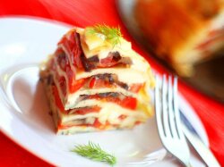 Блинный торт с грибами, сыром и помидорами