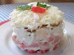 Порционный салат с чипсами и крабовыми палочками