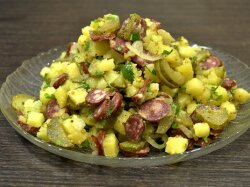 Картофельный салат с колбасками и маринованными огурцами