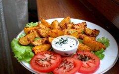 Картофель по-деревенски с чесноком и специями в духовке