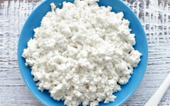 Зернистый творог из прокисшего молока в мультиварке