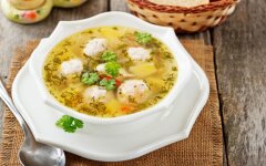 Пряный гороховый суп с фрикадельками и овощами