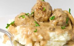 Тефтели из куриной грудки в сливочном соусе в мультиварке