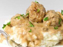 Тефтели из куриной грудки в сливочном соусе в мультиварке