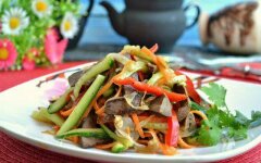 Салат из свиного сердца со свежим огурцом и сладким перцем