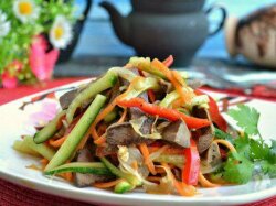 Салат из свиного сердца со свежим огурцом и сладким перцем