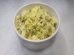 Салат Чайка с сыром, яйцами и зеленым горошком