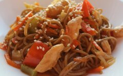 Лапша вок с курицей, грибами и соусом терияки