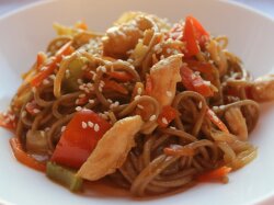 Лапша вок с курицей, грибами и соусом терияки