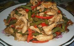 Горячий салат из курицы, перца и стручковой фасоли