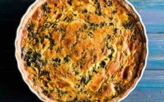 Заливной пирог с капустой, беконом и зеленью