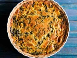 Заливной пирог с капустой, беконом и зеленью