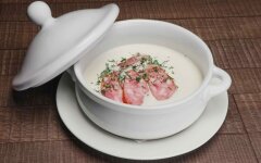 Сырный суп с копчеными сосисками и сухариками