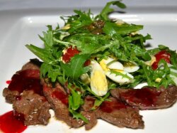 Теплый салат с говядиной, помидорами черри и рукколой