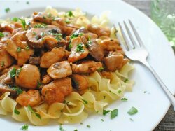 Бефстроганов из куриной грудки с помидорами в мультиварке