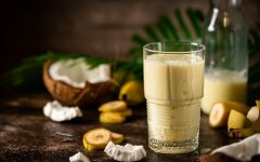 Бананово-молочный коктейль с корицей и ванилином
