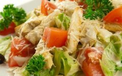 Салат «Цезарь» с креветками, пекинской капустой и болгарским перцем