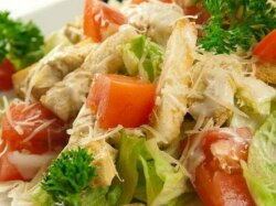 Салат «Цезарь» с креветками, пекинской капустой и болгарским перцем