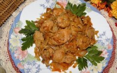 Сборная солянка из индейки с капустой на шкварках