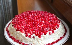Салат «Красная шапочка» с куриной грудкой и орехами
