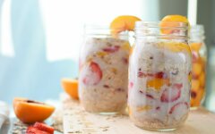 Овсянка в банке с йогуртом и мандаринами