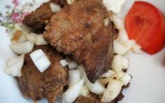 Телячья печень с репчатым луком на сковороде