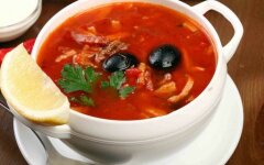 Мясная солянка с сервелатом по-домашнему