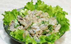 Салат из курицы, грибов и огурцов с чесночным соусом