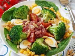 Салат из брокколи с перепелиным яйцом и беконом