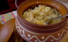 Легкий плов с курицей в горшочках