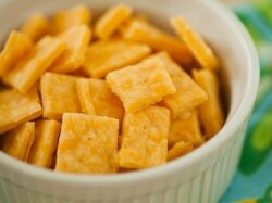 Домашние сырные крекеры с солью