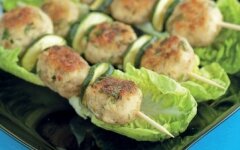 Биточки из индейки на шпажках