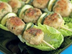 Биточки из индейки на шпажках