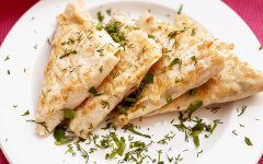 Конвертики из лаваша на сковороде с курицей и сыром за 10 минут