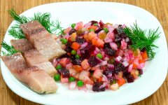 Винегрет с квашеной капустой, селедкой и солеными огурцами