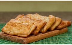 Слойки с курицей и соусом