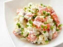 Салат из семги и огурцов с йогуртовой заправкой